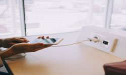 شاحن يمكنه شحن الهاتف بالكامل في 5 دقائق